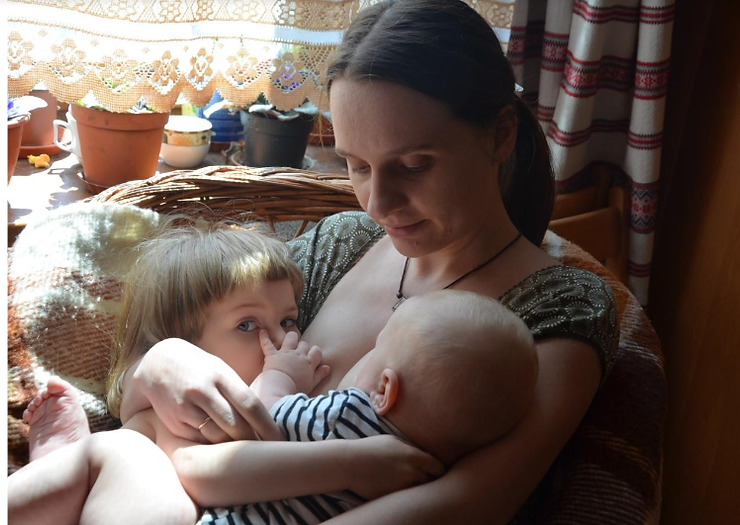 Тандем одночасне годування грудьми дітей різного віку